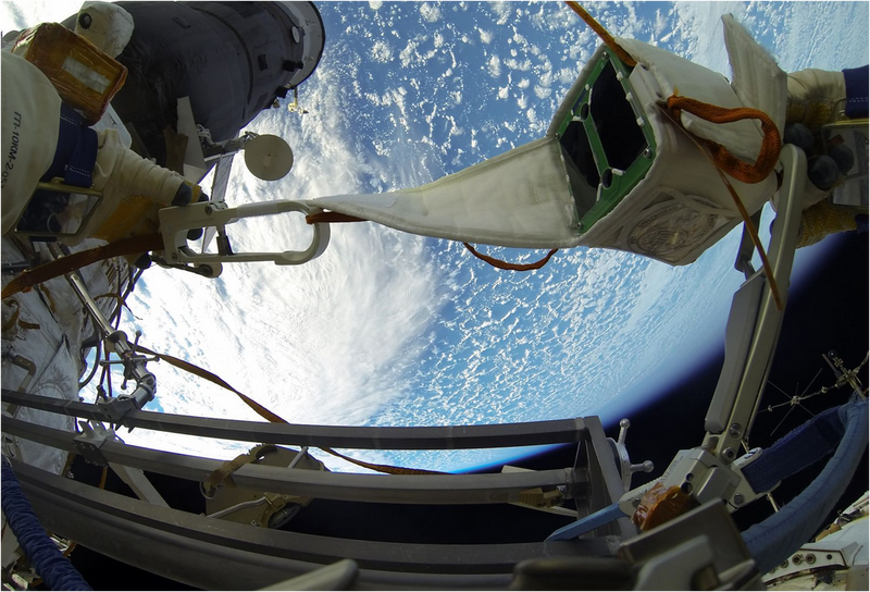 Illustration for article titled Asà despliega un astronauta un nanosatélite en el espacio